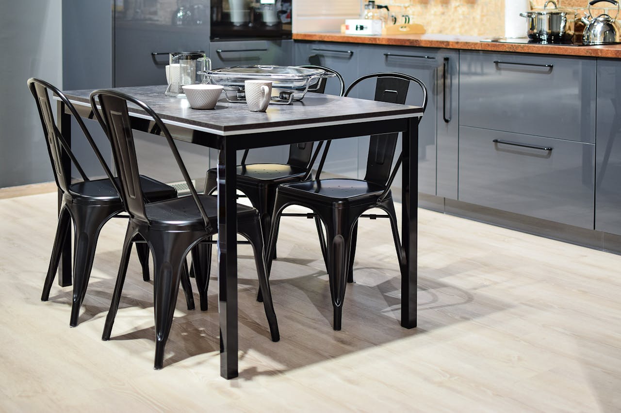 czarny stół i krzesła w jadalni